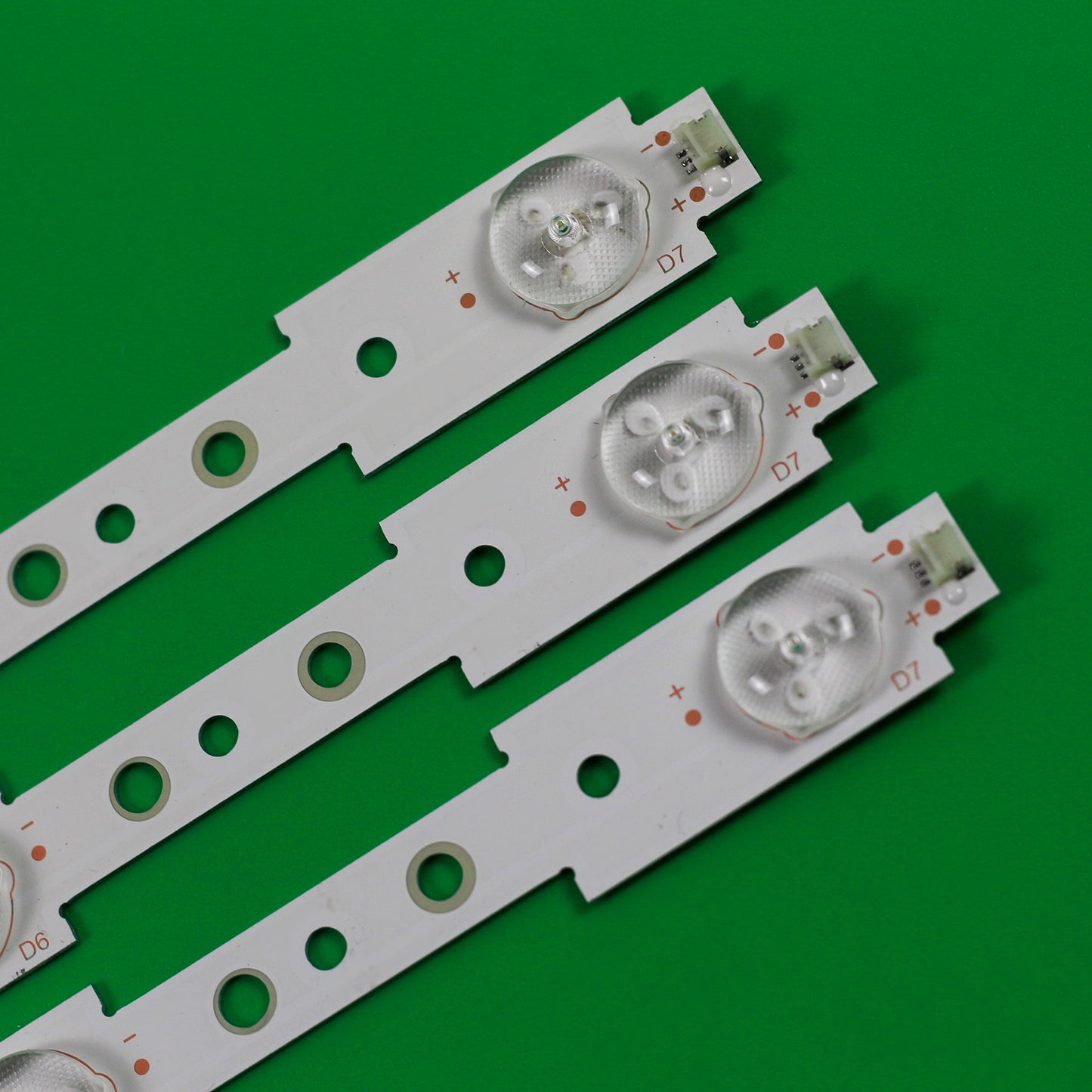 XS-74 LED Backlight Strip SW32 3228 07 LBUA-SDL320X1-S08B For Skyworth 32E350E 32E306C 32E320W